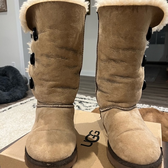 Women’s size 7 UGG’s - Picture 4 of 5